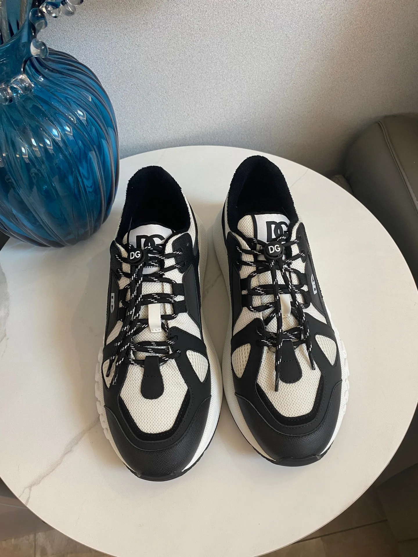 Men's men's shoes💰580 Dolce&Gabbana Dolce & Gabbana's latest popular D&G couple's dad shoes Airmaster series casual sports shoes original purchase development and production Airmaster shoes draw inspiration from Daymaster's iconic shape, while lightening the middle part of the sole to present a more sporty appearance. Nylon upper with contrasting suede and calfskin details. The tongue, heel and back sole are embellished with the DG logo, and the micro-injection logo rubber label is the icing on the cake. Exquisitely packaged at the delivery counter🛍📦 ▪️ Fabric: Original imported first-layer cowhide ▪️ Lining: Customized breathable towel lining ▪️ Sole: Original molded PU+TPU material ▪️ Bottom thickness: 5CM ▪️ Size: Women's 35-40/Men's 39-44 (45 46 customized)